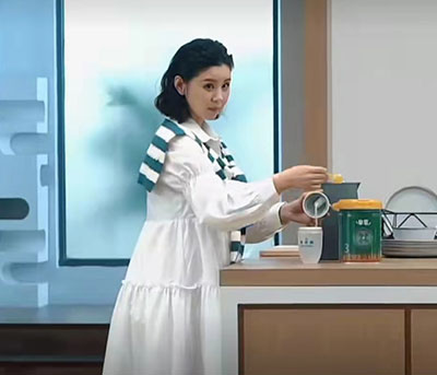 李小萌挺孕肚拍廣告，被贊娛樂圈最真實孕媽！