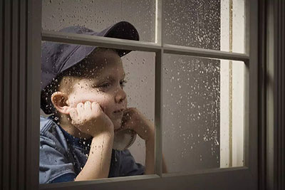 活潑愛動的孩子，為什么上了幼兒園后越來越內(nèi)向？