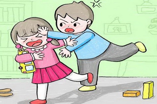 孩子突然抬手打人，家長別盲目訓(xùn)斥，娃這是在傳“信號”