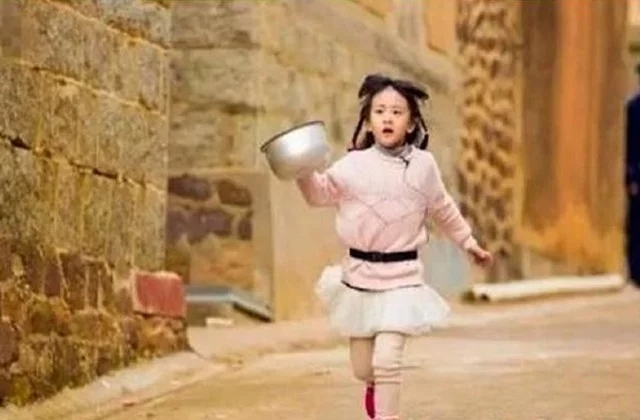 田亮女兒森碟越長越隨爹，網(wǎng)友大呼：還我初戀