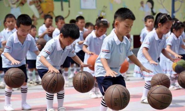 養(yǎng)育一個(gè)小孩投資雖大，父母亦樂此不疲，這是對(duì)生活的退縮嗎？