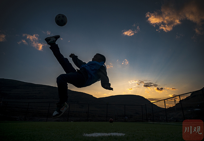 “云端球場(chǎng)”大涼山孩子放飛夢(mèng)想