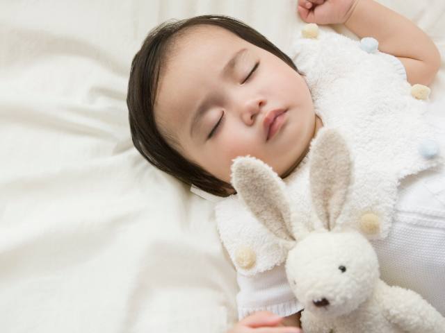 家長做到以下四點(diǎn)，可以充分保證孩子的睡眠