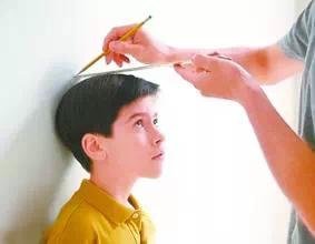 家長要抓住孩子身高猛漲的時期，有這幾個表現(xiàn)很重要