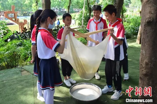 百家融媒重慶行丨生活即教育 “田野上的學(xué)?！贝蛟臁敖拥貧狻闭n堂