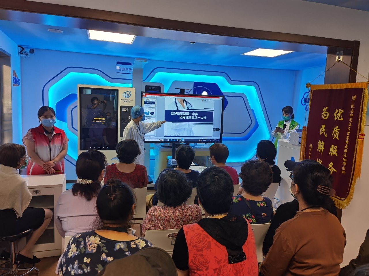 增強老年人健康意識，他們?yōu)榫用衿占梆B(yǎng)生知識