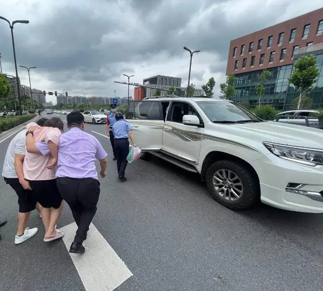 暖心！孕婦突發(fā)陣痛臨產(chǎn)，他們接力守護(hù)