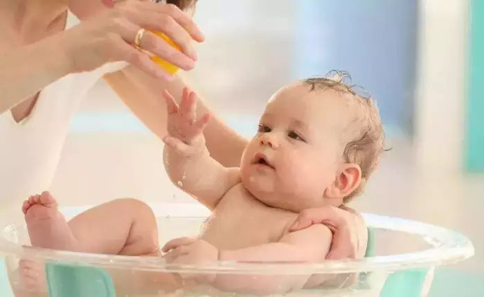 高溫天氣在持續(xù)，嬰幼兒看護(hù)不能掉以輕心