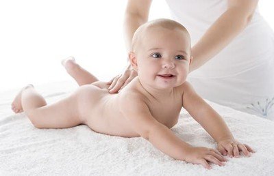 幾個小妙招，解決寶寶秋季皮膚干燥問題