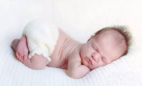 孩子睡覺滿床滾，其實是在釋放信號