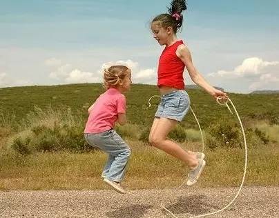 運(yùn)動就是讓孩子跑起來？其實(shí)不是，不同年齡的孩子有不同的運(yùn)動方式