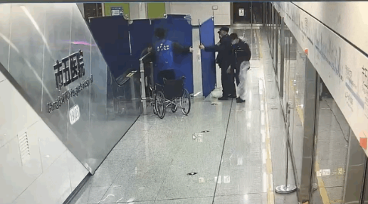 母子平安！孕婦在成都地鐵站內(nèi)生下“龍寶寶”