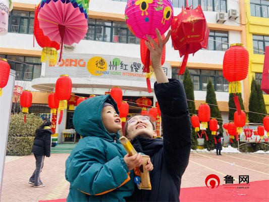 德州天衢新區(qū)長(zhǎng)河街道尚德社區(qū)聯(lián)合高地紅纓幼兒園開展“新年趣市集”親子活動(dòng)