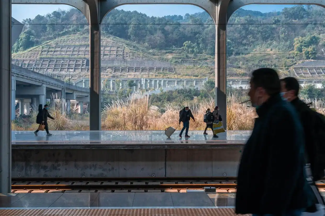 春運途中容易久坐、憋尿、缺水，收好這份健康錦囊