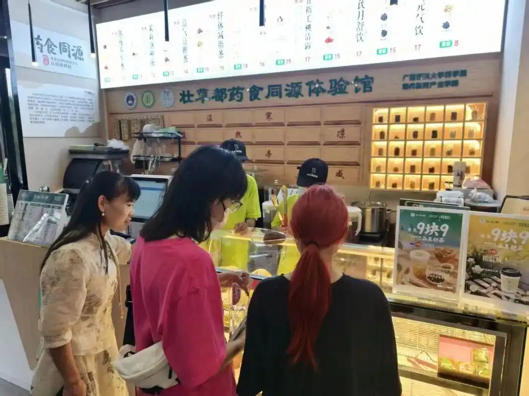 去醫(yī)院吃面包？這屆年輕人真會“養(yǎng)生”！