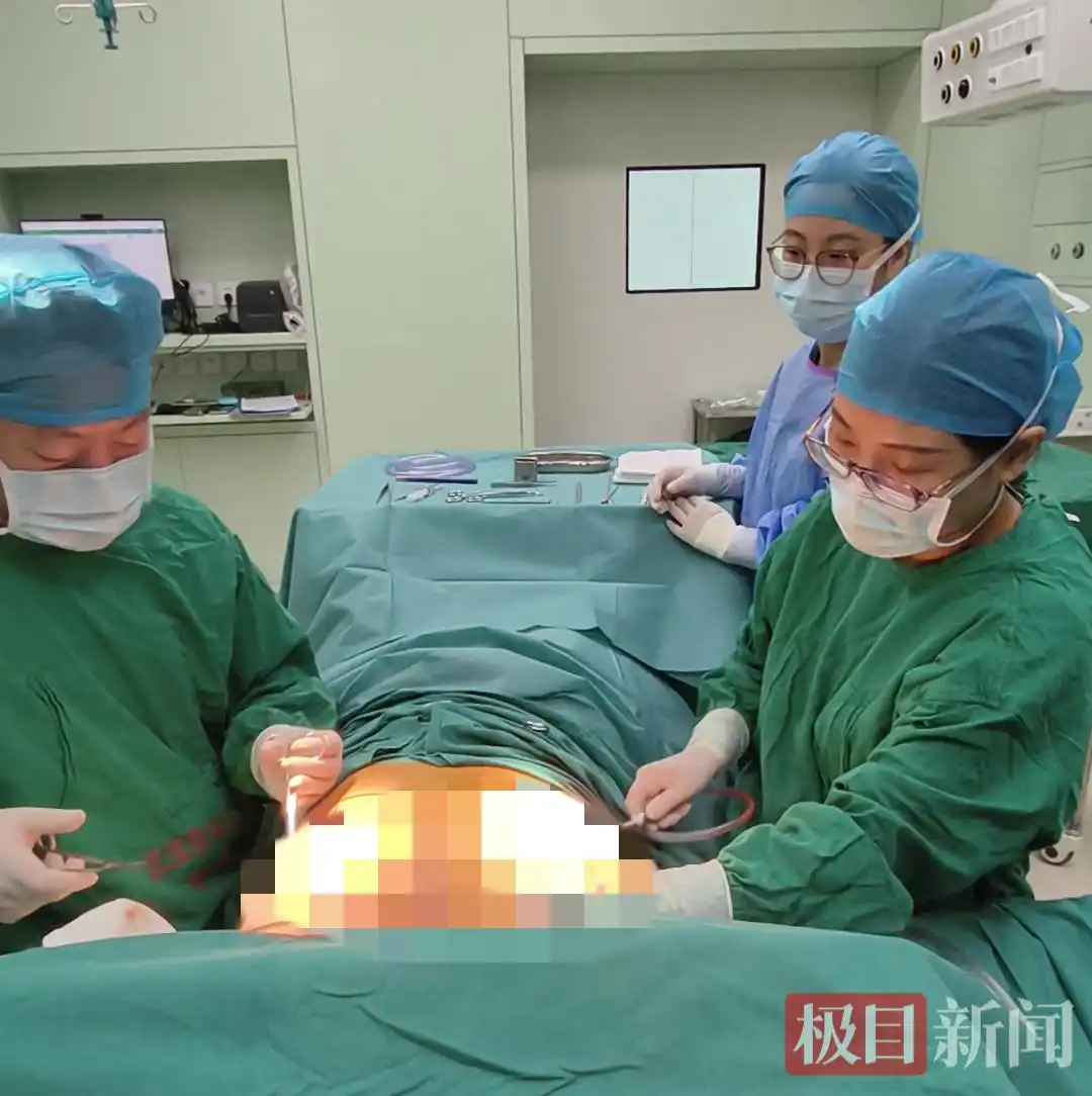 小伙胸部發(fā)育如女性，醫(yī)生還他平坦胸膛：不健康生活習(xí)慣是誘因